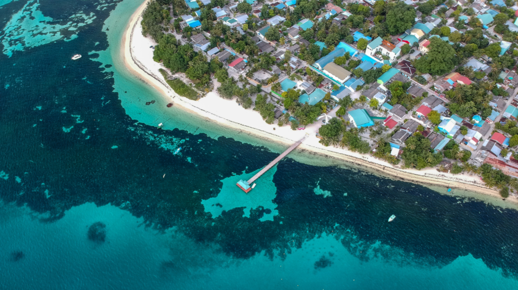 océan bleu turquoise - un port - la ville - la plage - Mayotte